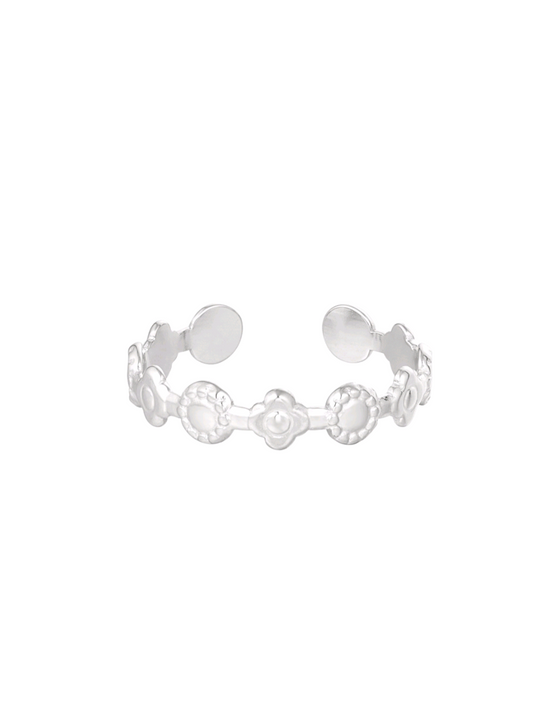 Zilverkleurige ring met kleine bloemen. De ring is verstelbaar, roestvrijstaal en nikkelvrij.