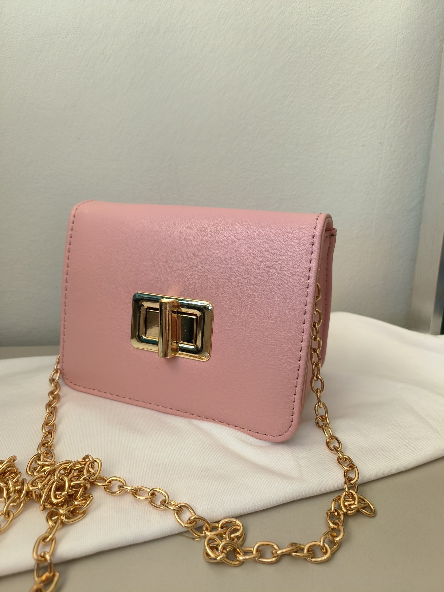 Mini handtas met gouden ketting -40%